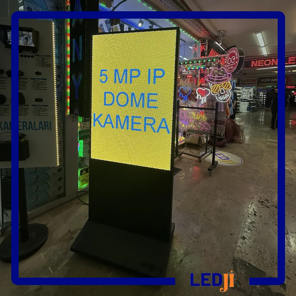 P2.5 Outdoor LED Raket – Reklam ve tanıtım için mükemmel çözünürlük ve parlaklık.